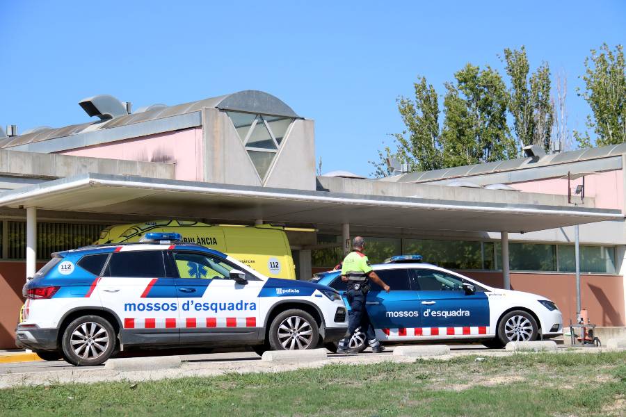 Dos vehicles dels Mossos d'Esquadra aquest diumenge, 1 d'octubre, a l'exterior d'urgències de l'Hospital Comarcal de l'Alt Penedès (Foto: ACN)